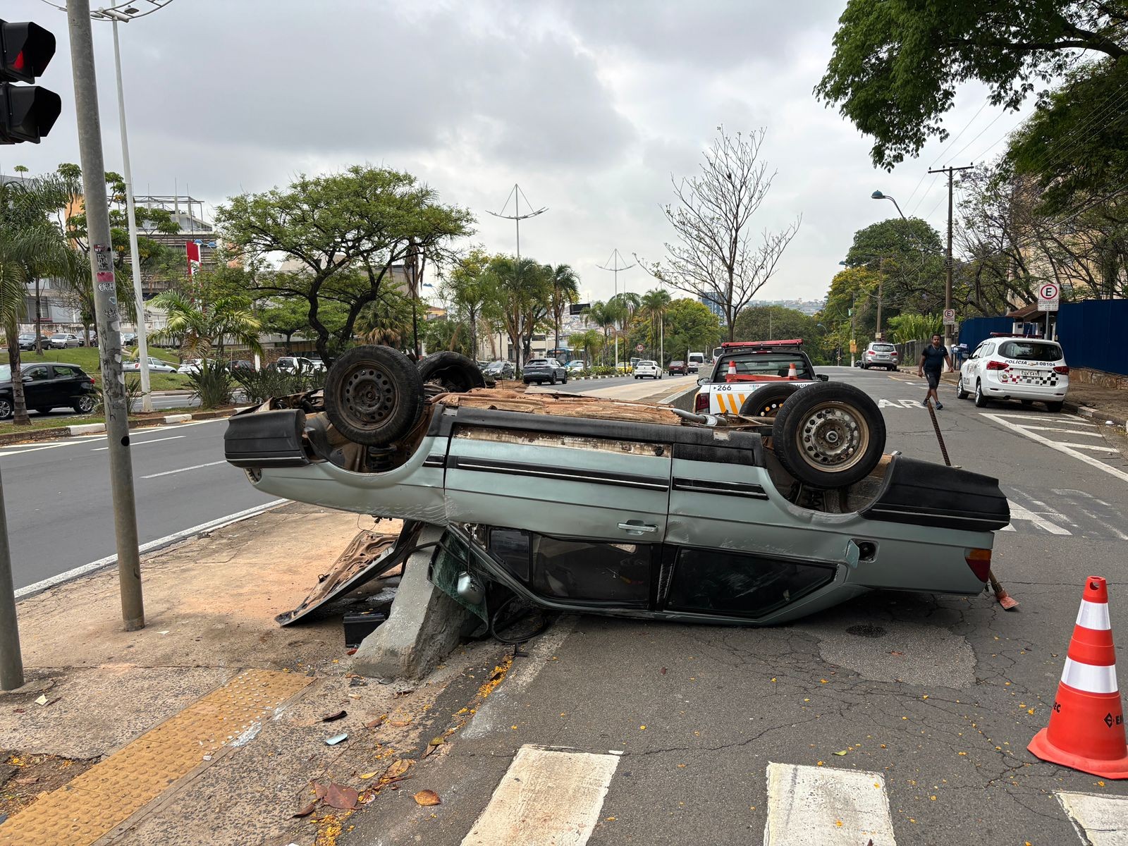Perseguição termina em capotamento de carro furtado em Campinas