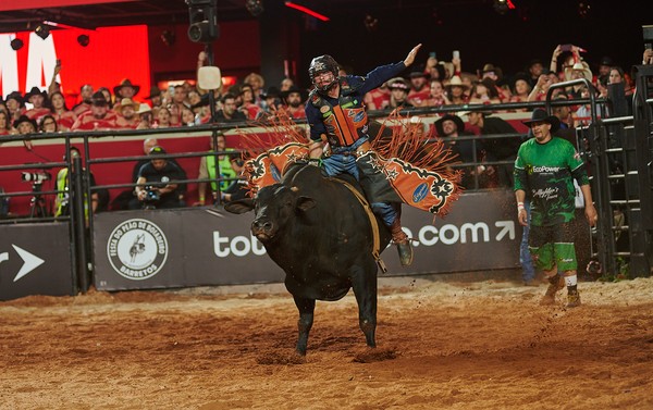 Abertura da montaria em touros da Professional Bull Riders (PBR) na Festa do Peão de Barretos 2025 nesta quinta-feira (21) — Foto: Érico Andrade/g1