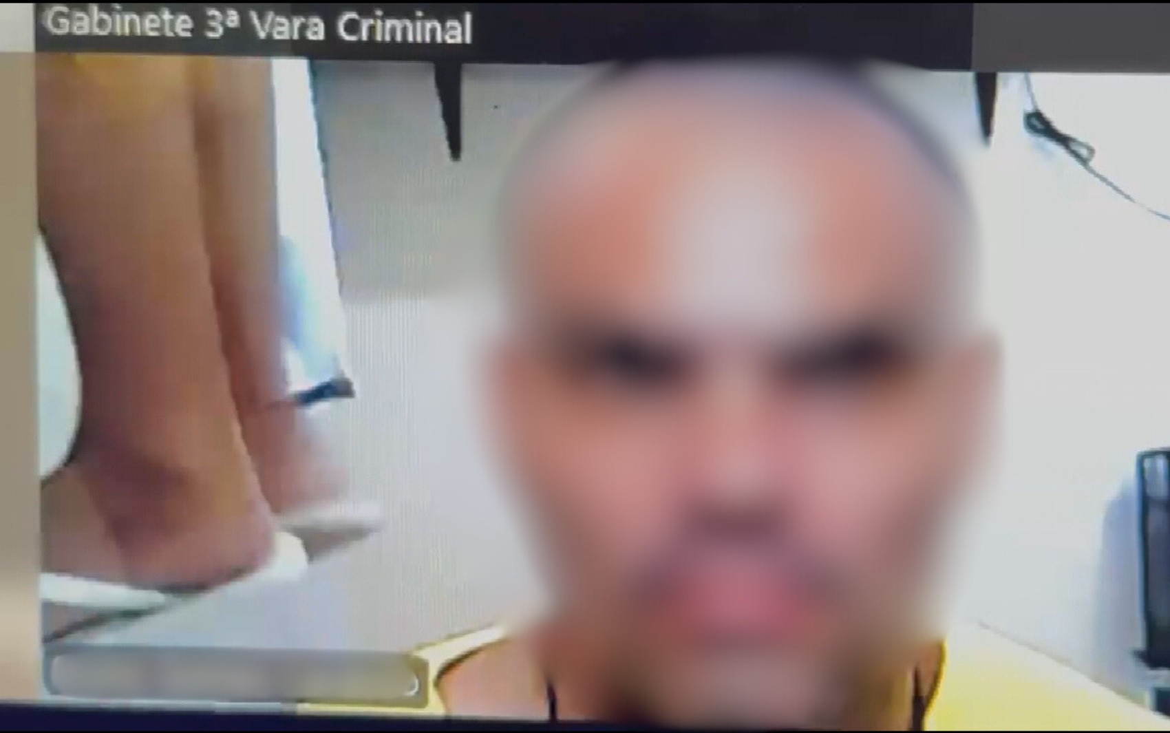 Vídeo mostra momento em que preso suspeito de matar servidor universitário foge de presídio durante audiência 