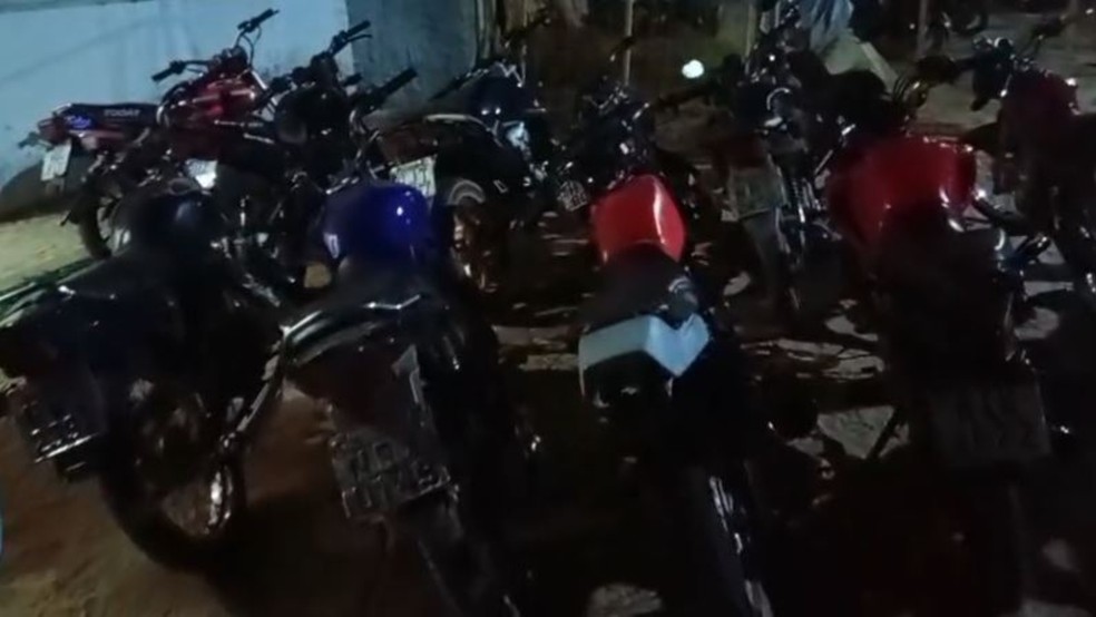 Em Russas, a polícia apreendeu 14 motocicletas que participaram de um "rolezinho" pela cidade. — Foto: Polícia Militar/ Divulgação
