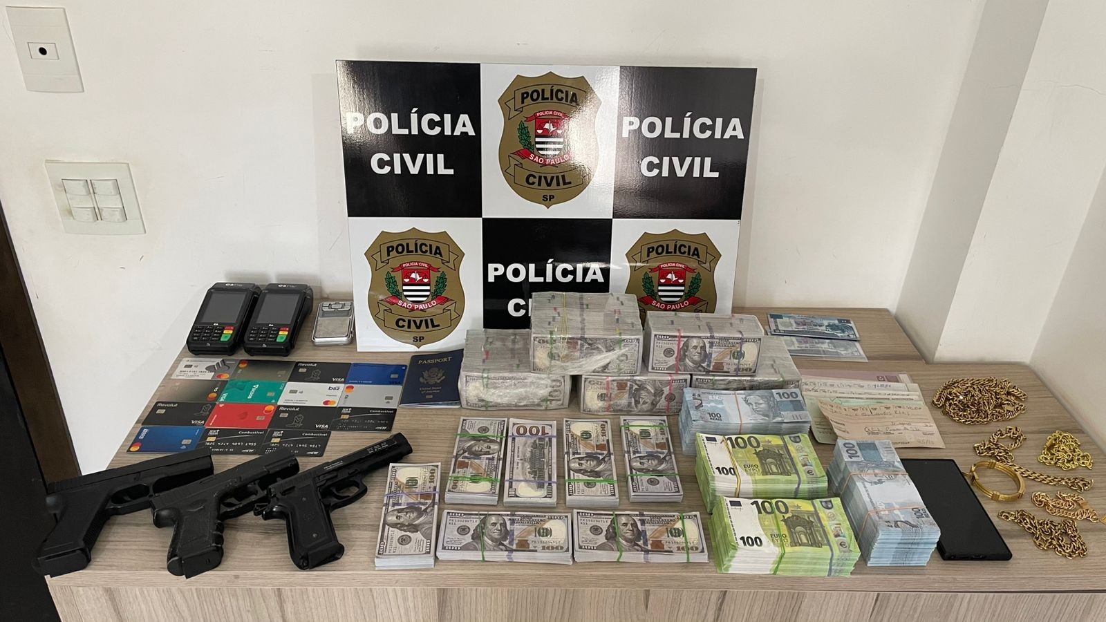 Polícia apreende milhares de notas de dólares, euros e reais com indícios de falsificação em Rio Preto