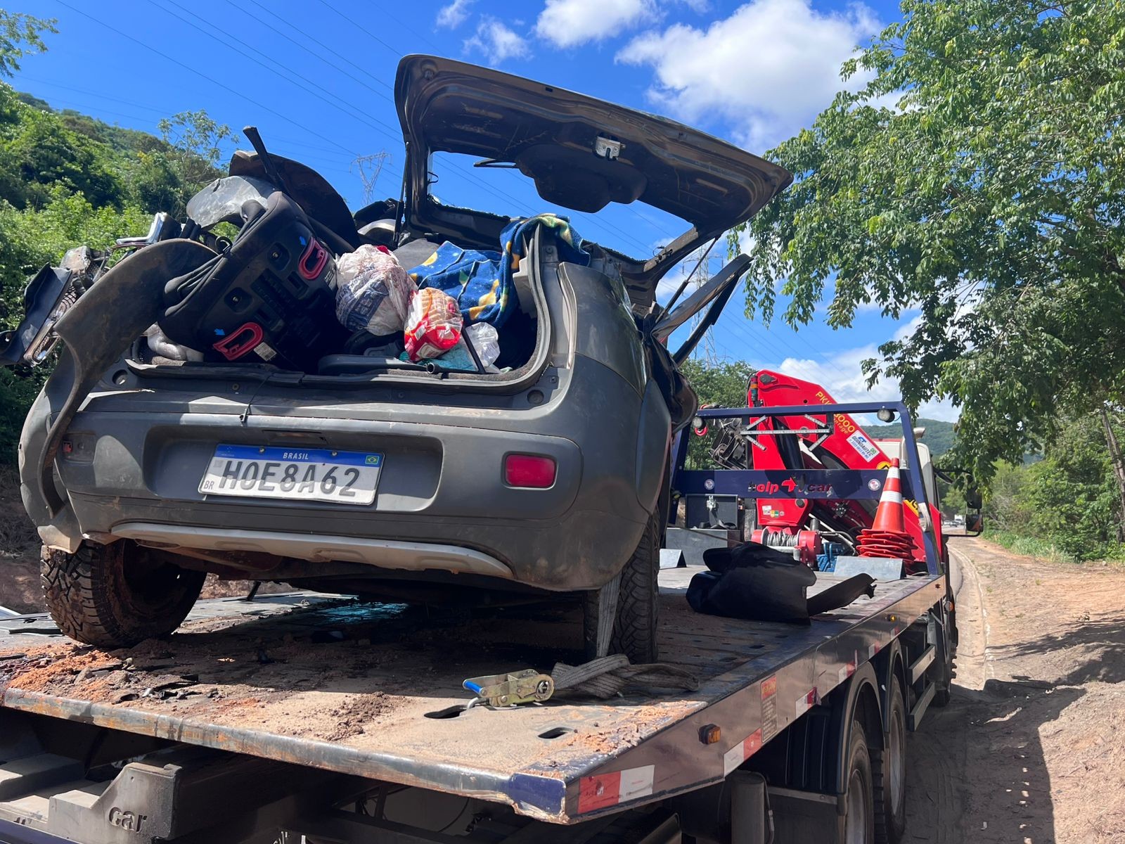 Acidente na BR-381, em Jaguaraçu, mata três pessoas da mesma família e deixa feridos