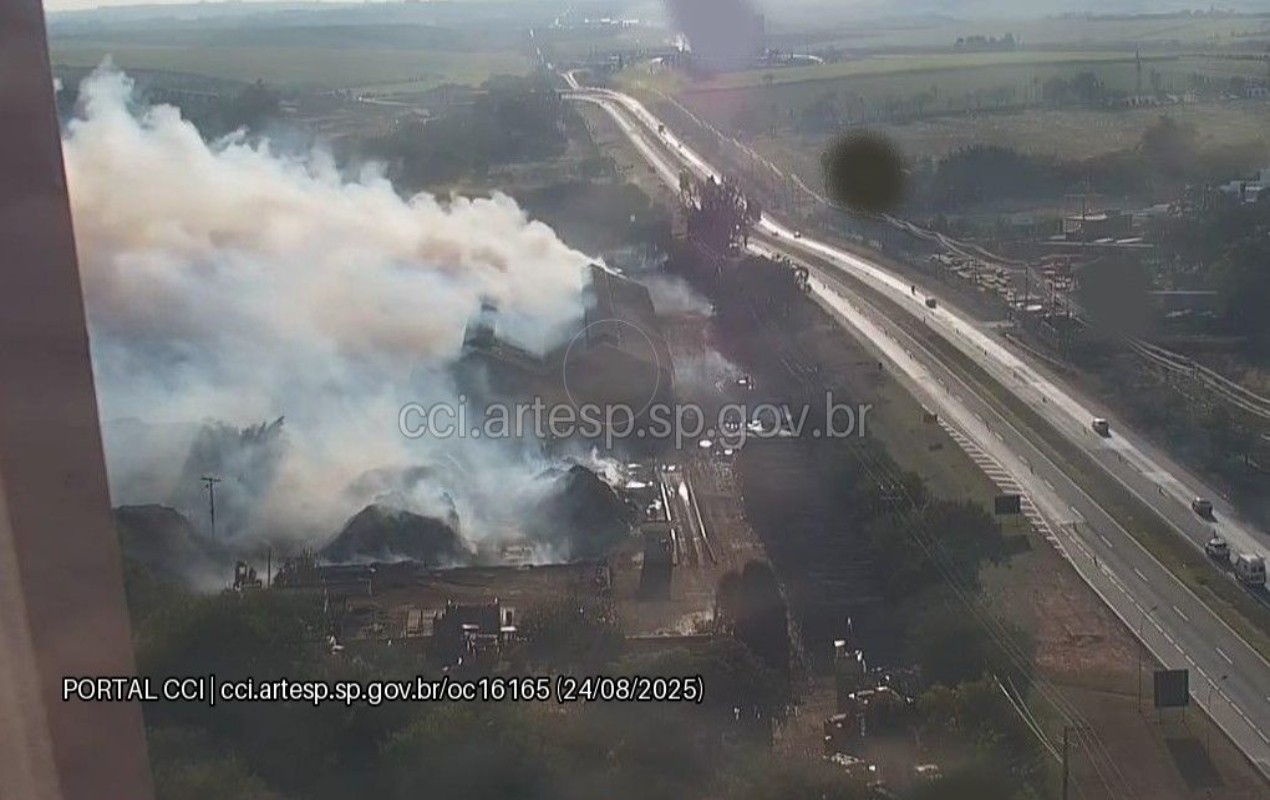 Incêndio que atingiu comércio de reciclagem de madeiras segue ativo há dois dias em Tatuí