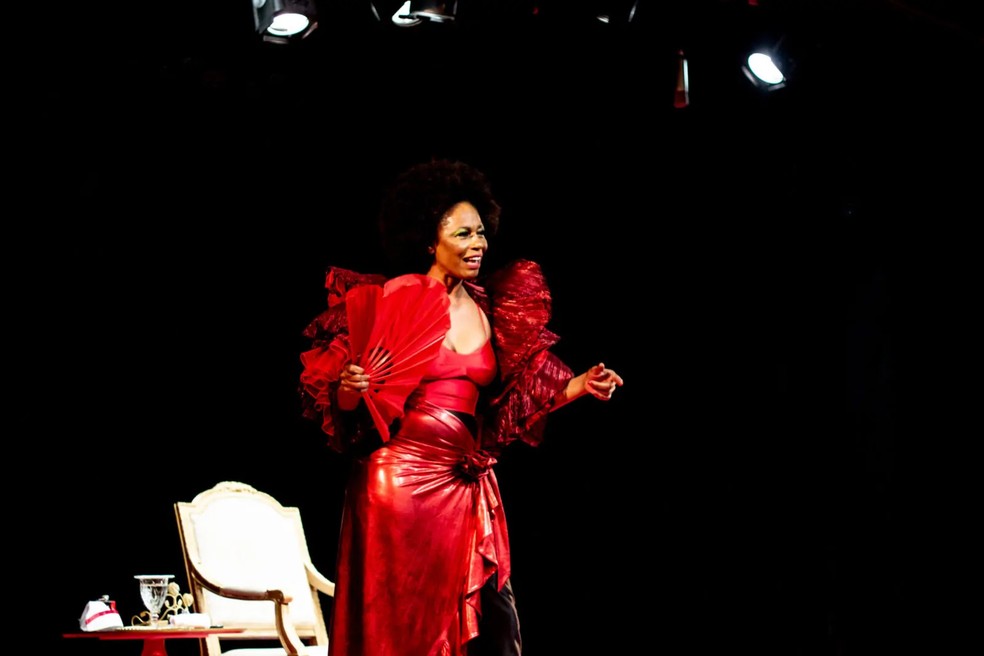 Edvana Carvalho em “Aos 50 quem me aguenta”. — Foto: Brenda Ferreira e Bárbara Carvalho