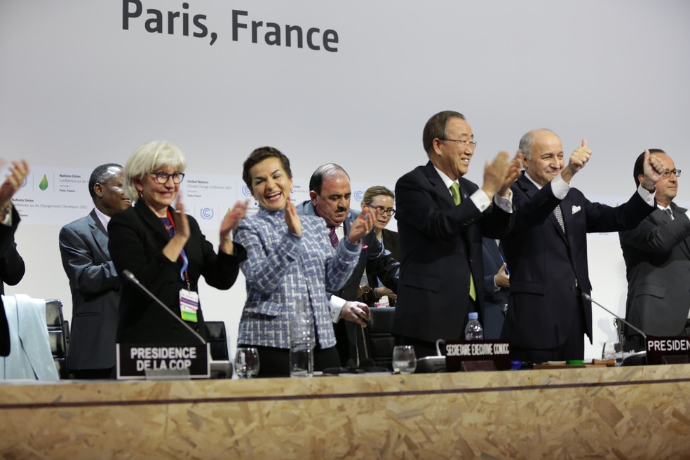 Líderes mundiais celebram a assinatura do Acordo de Paris na COP 21. — Foto: Wikimedia/Domínio Público