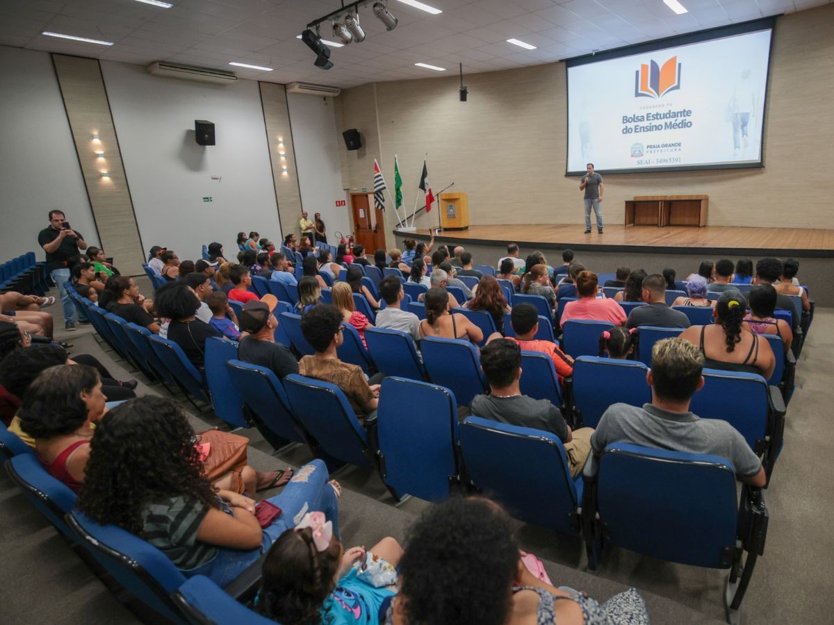 Praia Grande abre inscrições para bolsa de R$ 350 a estudantes da rede municipal; veja como participar