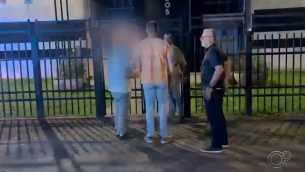 Homem é preso em pousada de Goiânia (GO) com o filho considerado desaparecido há dois anos — Foto: TV TEM/Reprodução