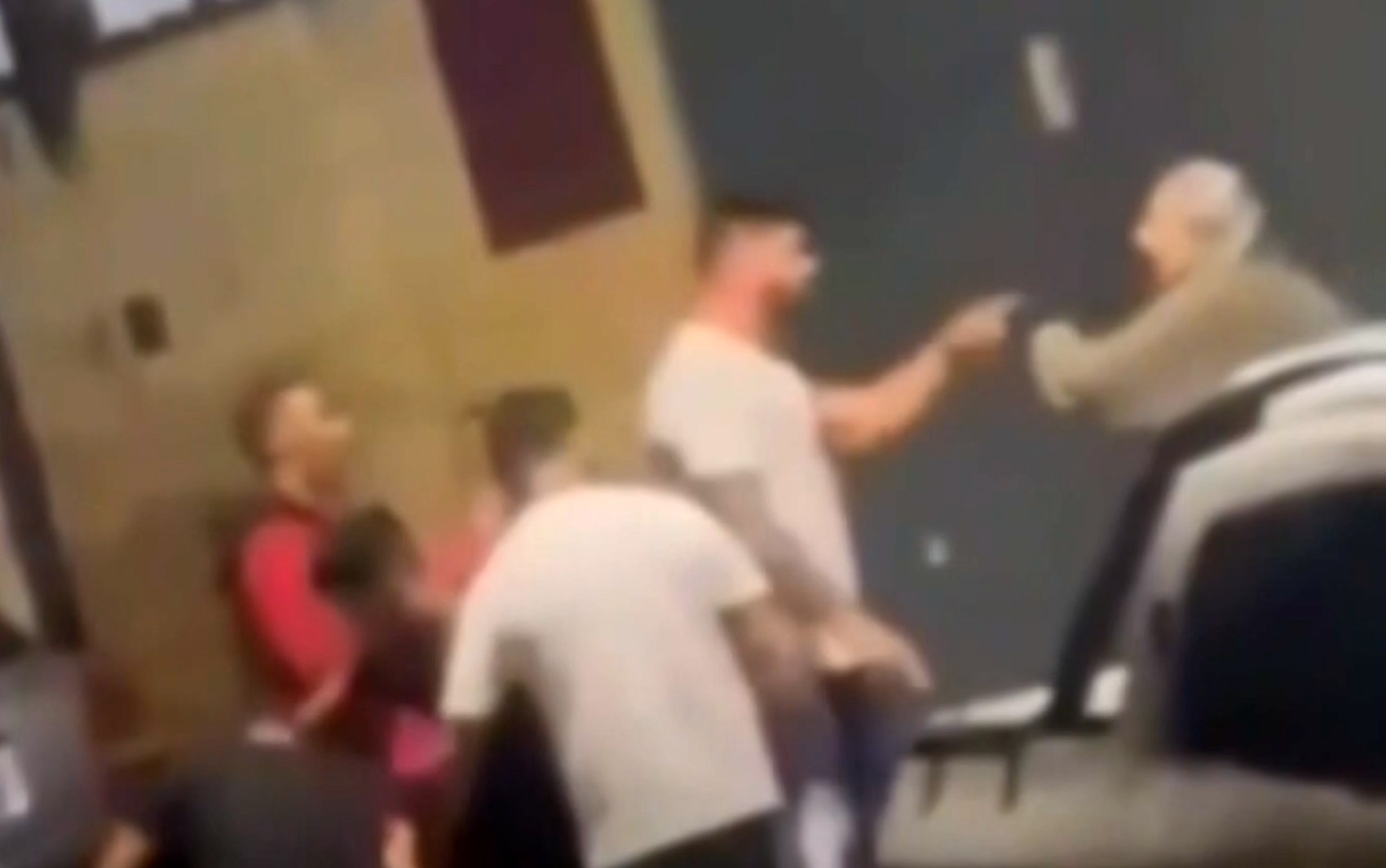 VÍDEO: Casal é agredido após reclamar de som alto durante a madrugada em Pouso Alegre, MG