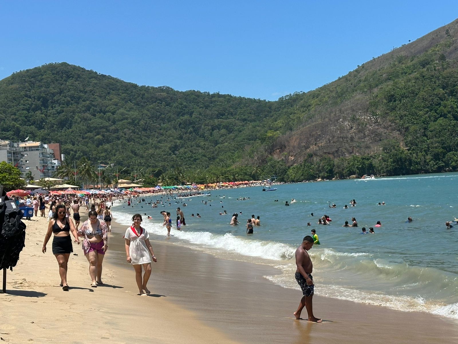Praias do Litoral Norte de SP ficam movimentadas durante o feriado prolongado
