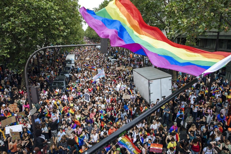 Parada do Orgulho LGBTQIA+ adiada em Paris por onda de calor — Foto: Lewis Joly/AP Photo