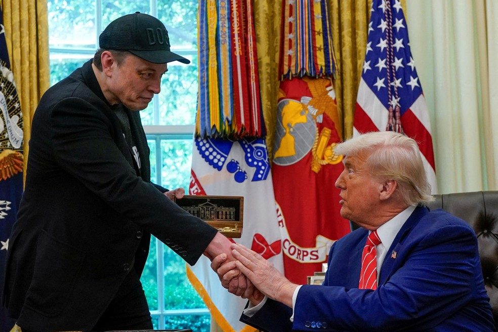 Elon Musk recebe uma chave de ouro do presidente dos EUA, Donald Trump, no Salão Oval da Casa Branca — Foto: REUTERS/Nathan Howard