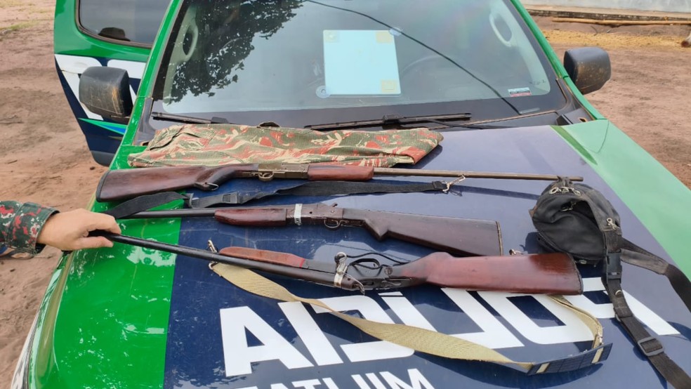 Armas sem registro foram encontradas na propriedade que caseiro cuidava em Rio Verde de Mato Grosso (MS). — Foto: Divulgação Polícia Civil