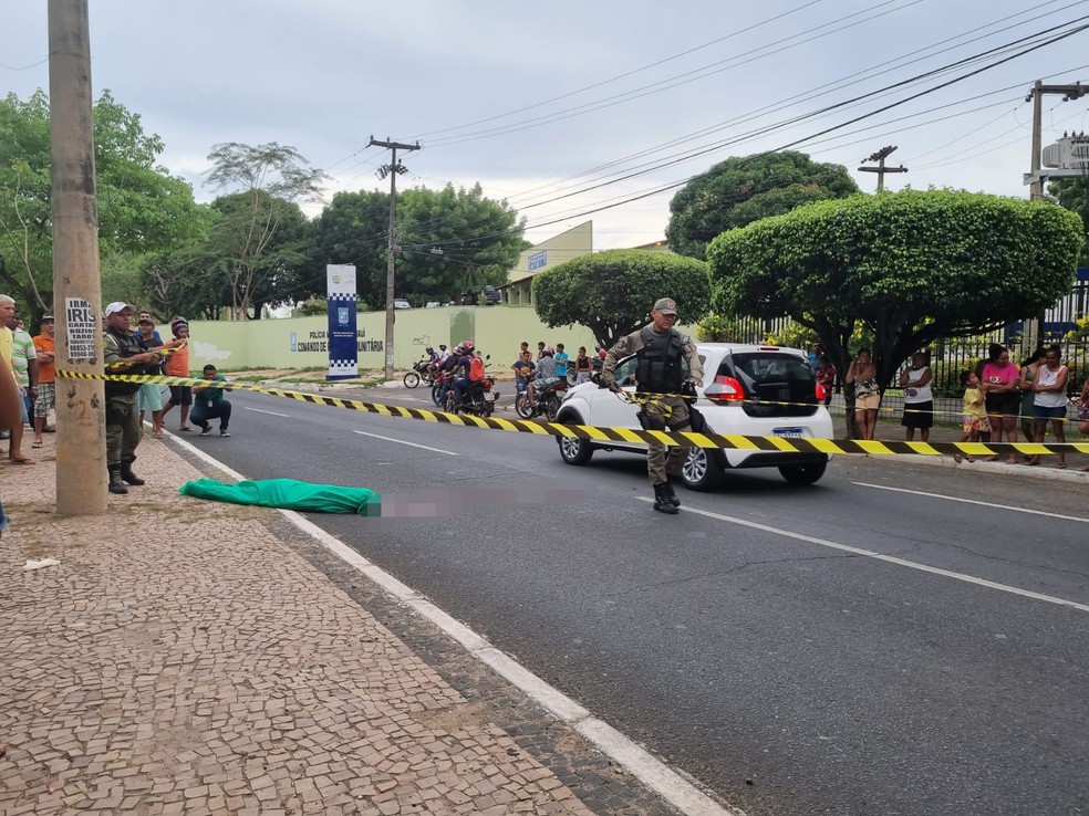Motoboy morre após perder o controle de moto e colidir contra poste na Av. Marechal — Foto: Pedro Lima/g1 Piauí
