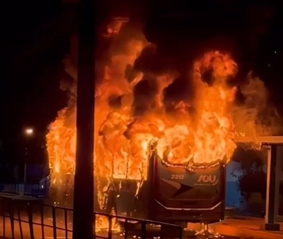 Ônibus do transporte público de São Sebastião (SP) é incendiado e fica destruído