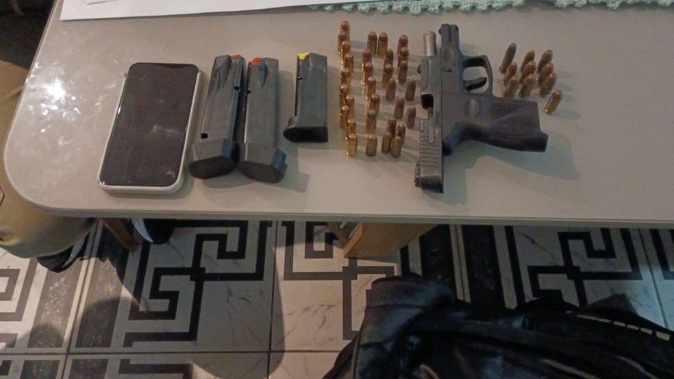 Foram apreendidas pistolas, um revólver, uma espingarda, carregadores de pistola, cartuchos e porções de maconha. — Foto: Divulgação/SSP-BA