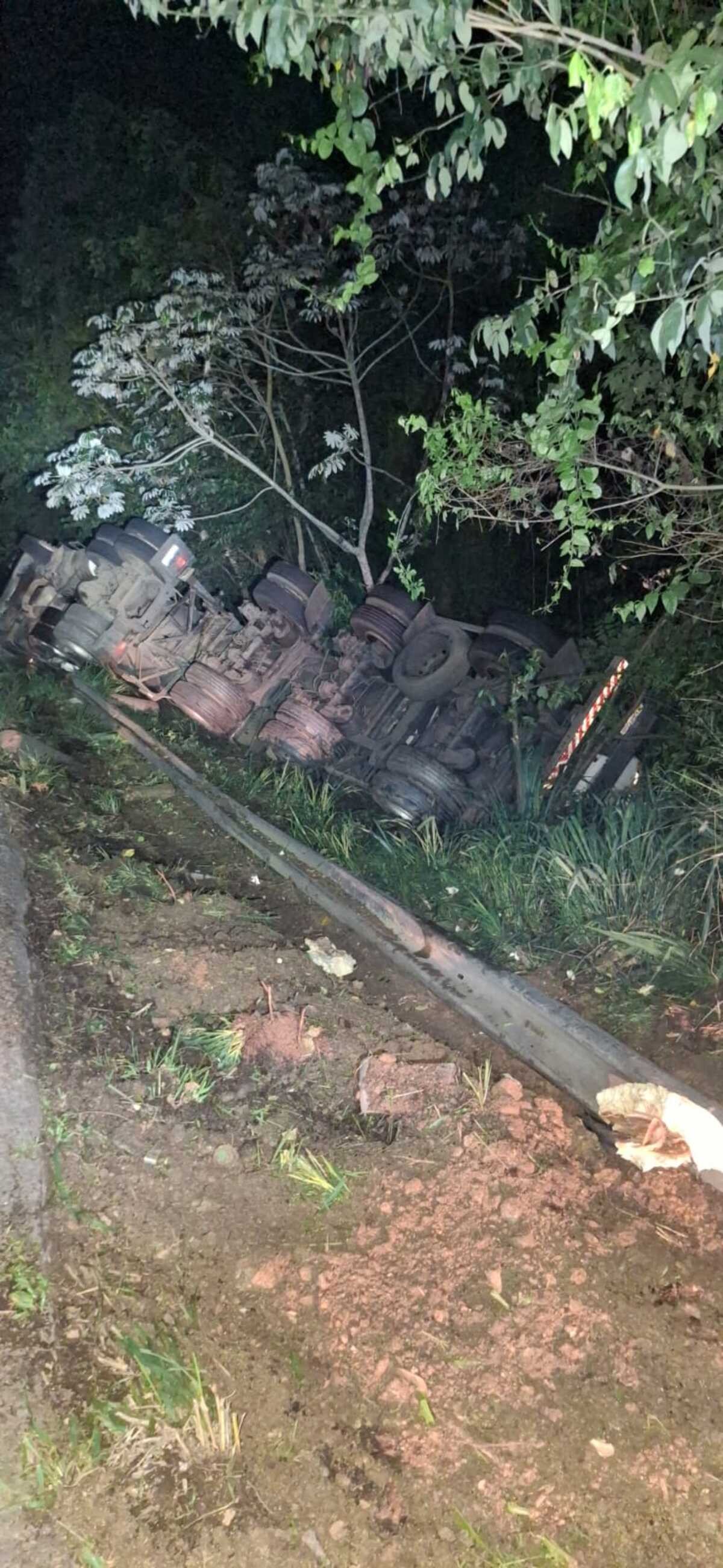Carreta tomba e deixa homem ferido na BR-393, em Barra do Piraí