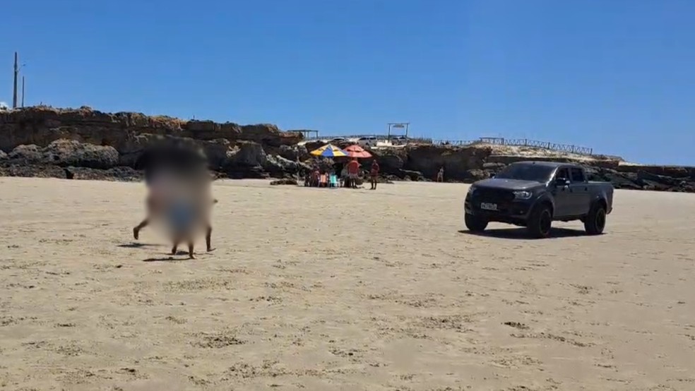 Motorista trafegando irregularmente na faixa de areia de praia no Ceará põe crianças em risco — Foto: TV Verdes Mares/Reprodução
