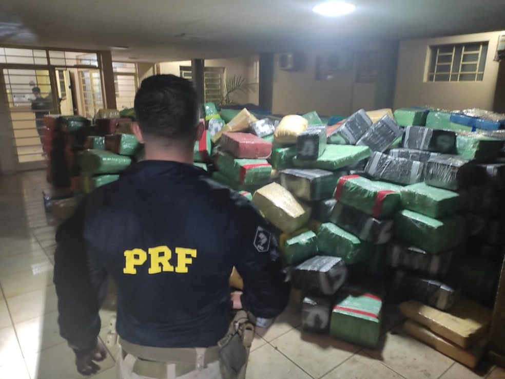 Polícia Rodoviária Federal apreende mais de 14 toneladas de maconha em carreta bitrem, em Rancharia (SP) — Foto: Polícia Rodoviária Federal