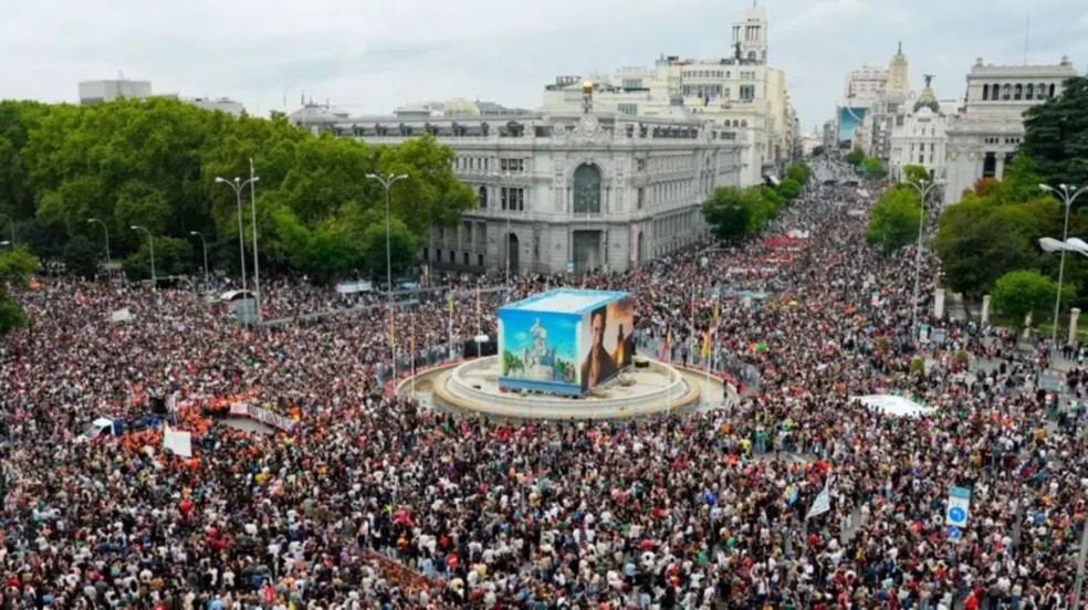 Milhares foram às ruas de Madri neste sábado — Foto: EPA