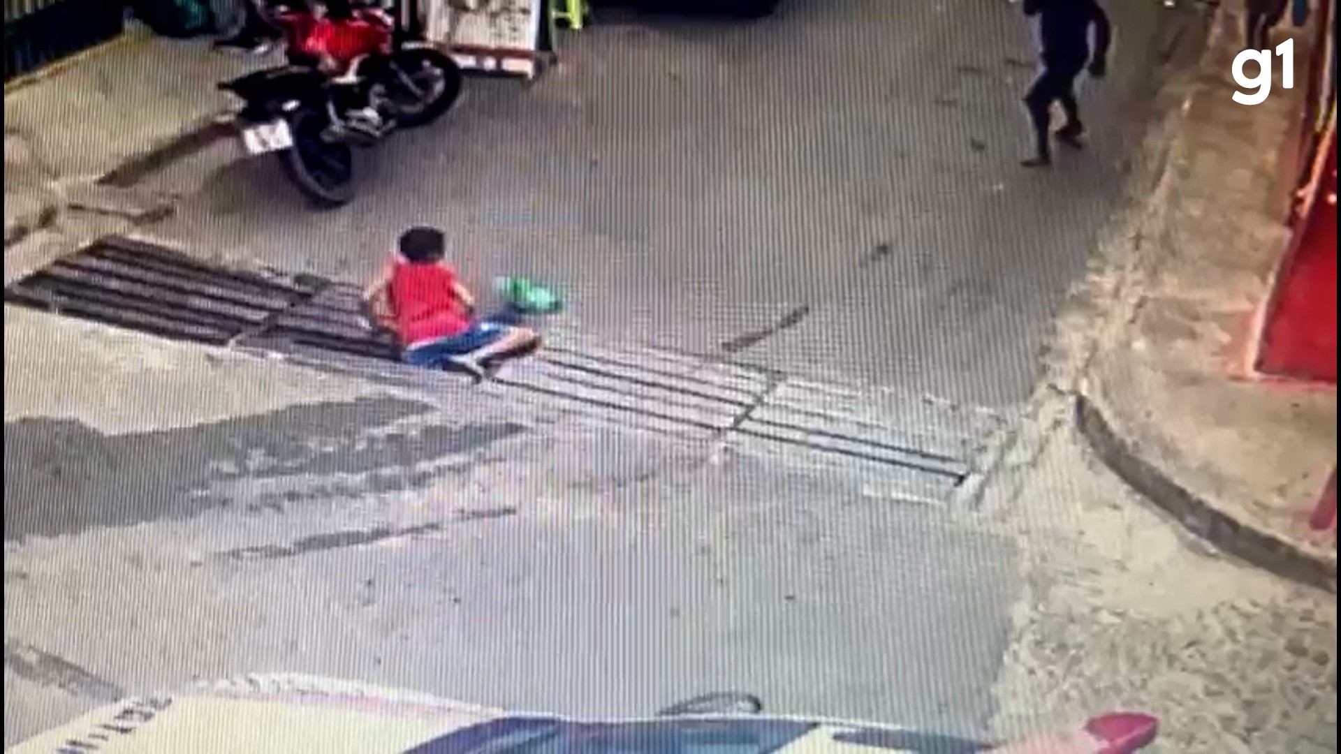 VÍDEO: Menino cai em galeria no Centro de São Luís, após criminosos roubarem trilhos de proteção