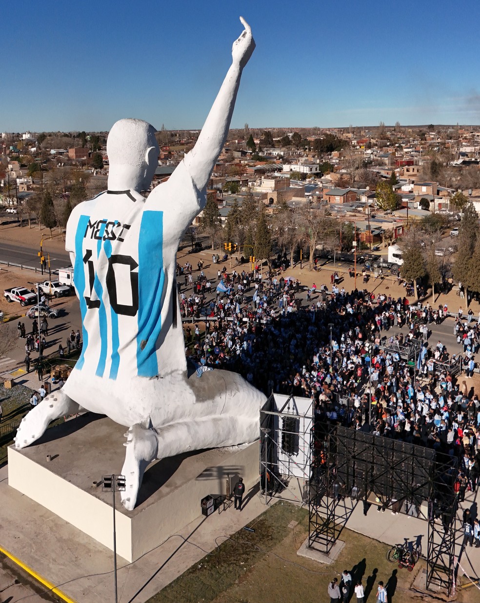 Estatua de Messi na Patagônia, na Argentina. — Foto: Carlos Martinez/via REUTERS