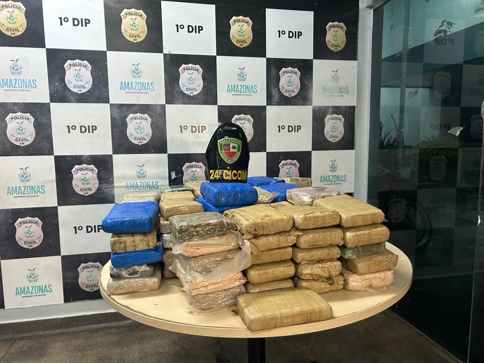 Mais de 100 kg de drogas apreendidos com trio e adolescente em Manaus — Foto: Jucelio Paiva/Rede Amazônica
