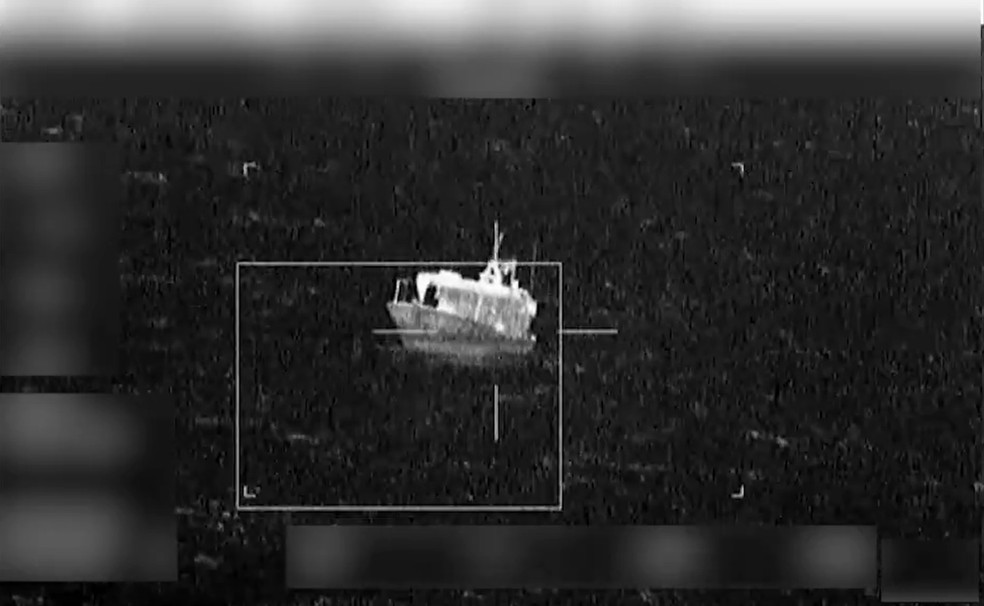 EUA afundam embarcação suspeita de apoiar o tráfico de drogas em operação conjunta com o Equador — Foto: Reprodução/X/U.S. Southern Command