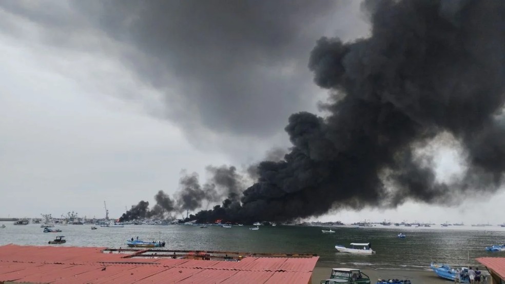 Incêndio atinge embarcações pesqueiras no porto de Manta, no Equador, no sábado (6). — Foto: Ecuavisa/Reprodução
