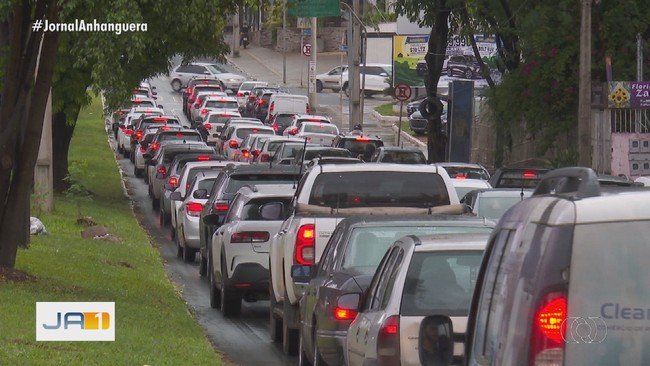 Motoristas denunciam falta de sincronia em semforos da Avenida Jamel Ceclio, em Goinia