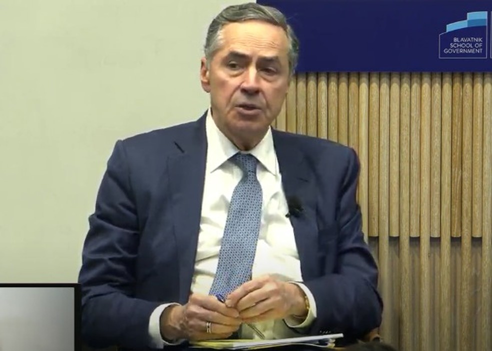 O presidente do STF, Luís Roberto Barroso, durante debate sobre IA na Universidade de Oxford — Foto: Reprodução/Canal Brazil Forum UK