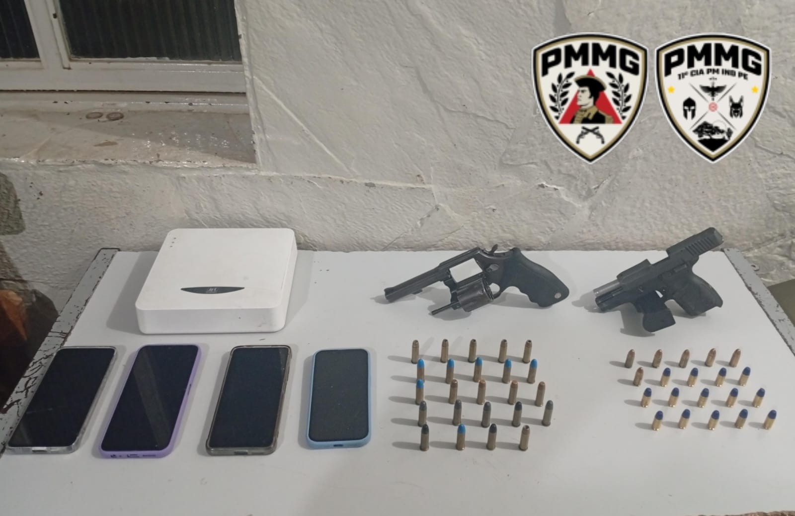 Após denúncia, PM monitora casa e prende morador com armas e munições em Montes Claros 