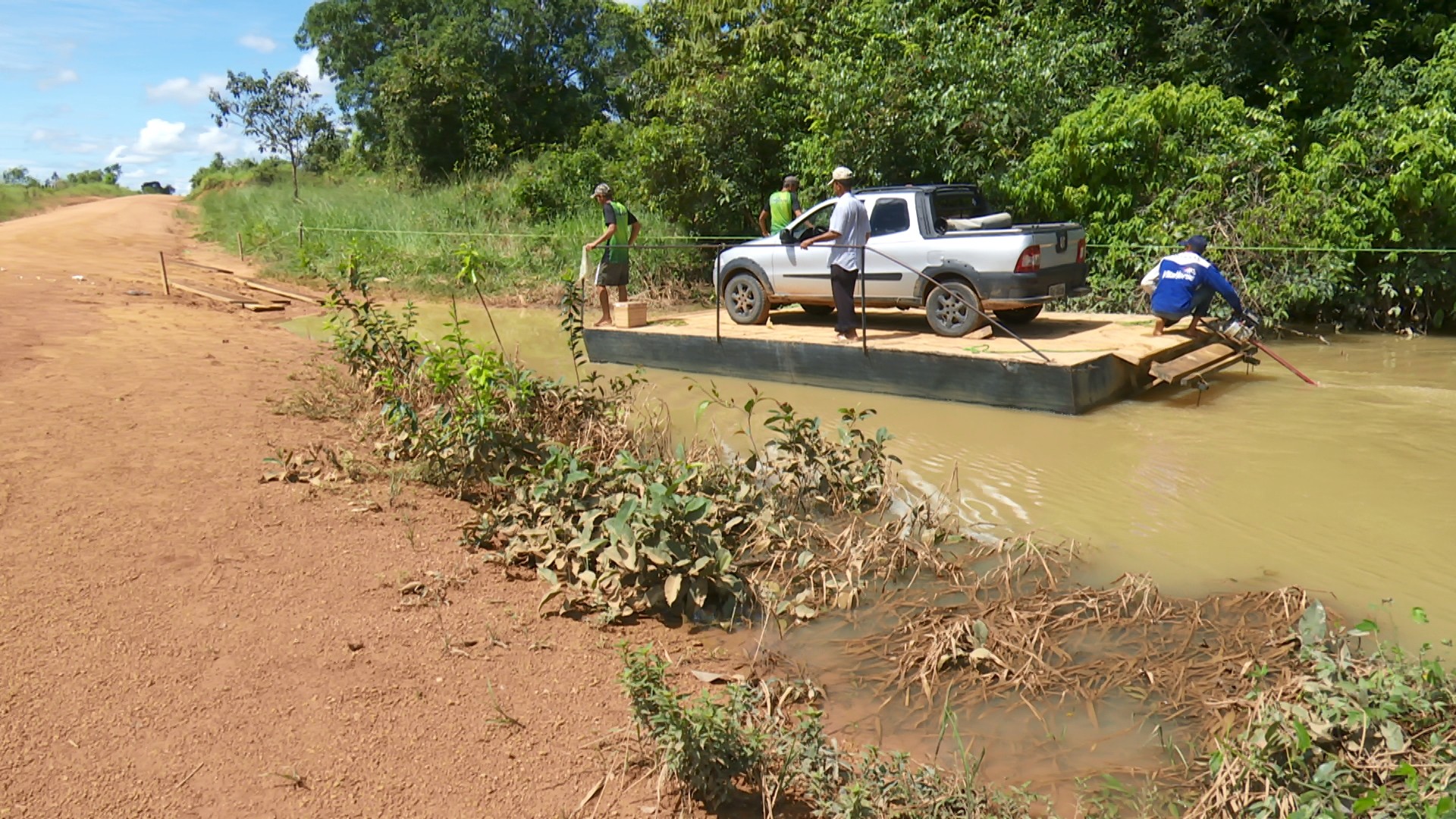 Sem ponte há 9 meses, condutores se arriscam para atravessar rio em ...