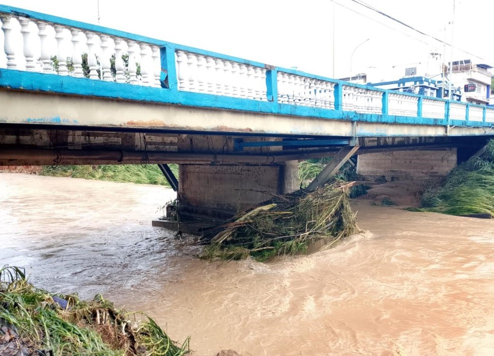 Ponte foi interditada após chuvas severas em Formiga — Foto: Reprodução/Redes Sociais