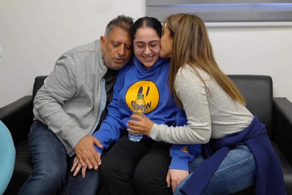 2025-01-25t125626z-944295414-rc20hcaqy6u5-rtrmadp-3-israel-palestinians-gaza-hostages Libertação de Refens Israelenses em Acordo de Cessar-Fogo