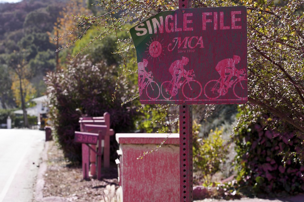 Retardante rosa de fogo cobre uma placa em área atingida por incêndio em Mandeville Canyon, Los Angeles — Foto: Richard Vogel/AP