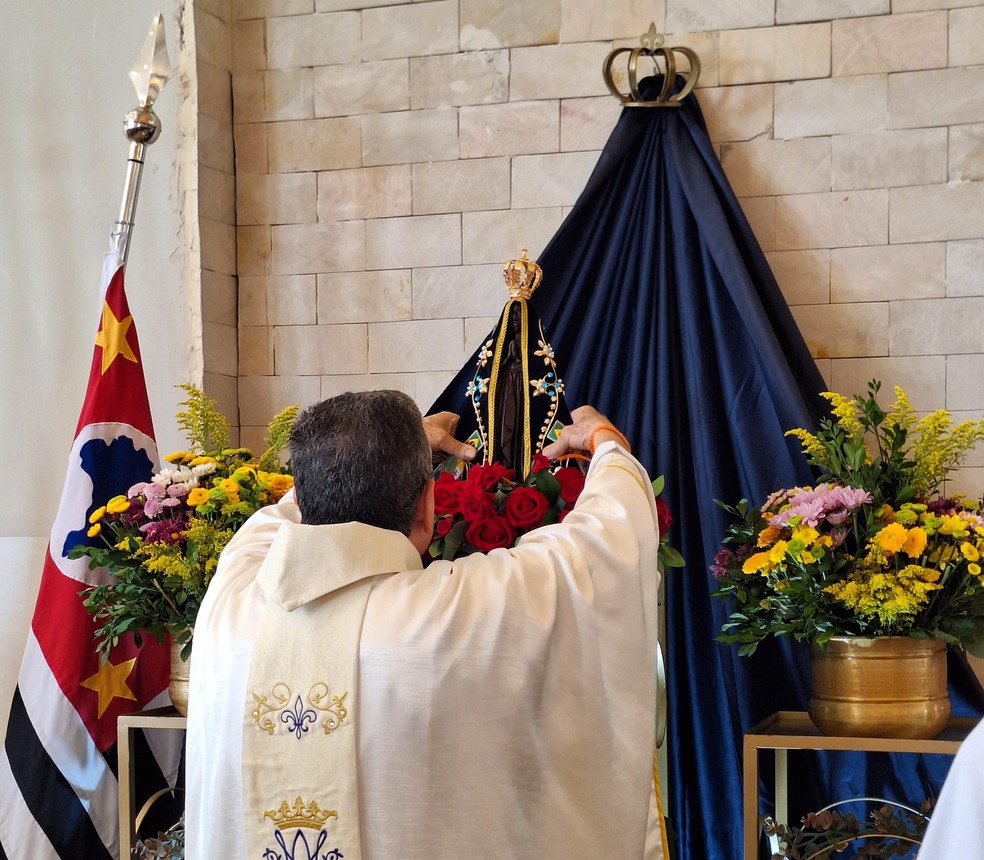 "É uma emoção muito grande ver a fé do nosso povo e participação bem ativa, expressando muita fé, muita devoção e alegria por estar aqui, como eles chamam: 'na Casa da Mãe', por ser um Santuário, e dedicado a Nossa Senhora, que para nós, ela é a nossa padroeira e, além de tudo, não só padroeira do nosso santuário, mas do Brasil inteiro", pontuou Silvério ao g1. — Foto: Júlia Guimarães/g1
