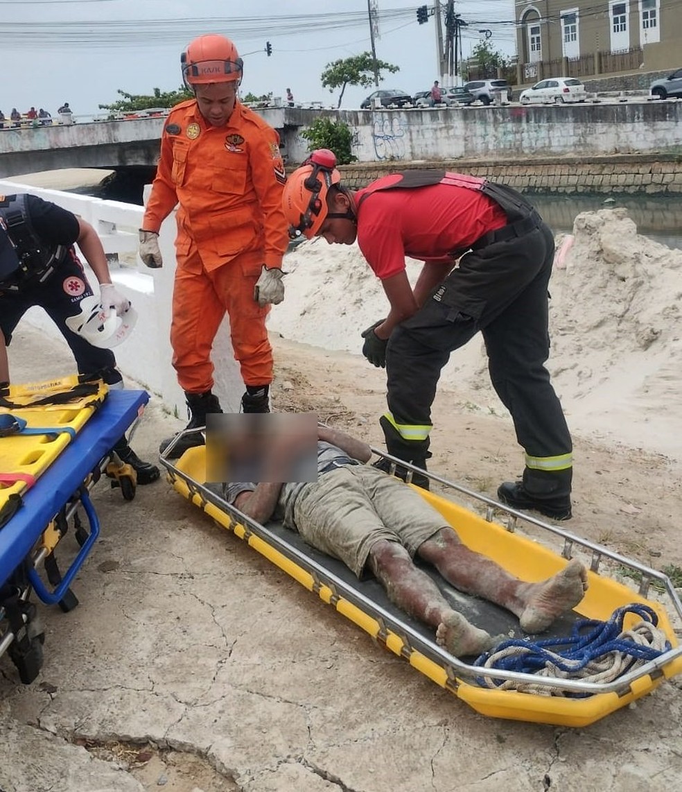 Bombeiros informaram que homem que caiu no Salgadinho tem suspeita de fraturas nas costelas e perna — Foto: Divulgação/CBM-AL