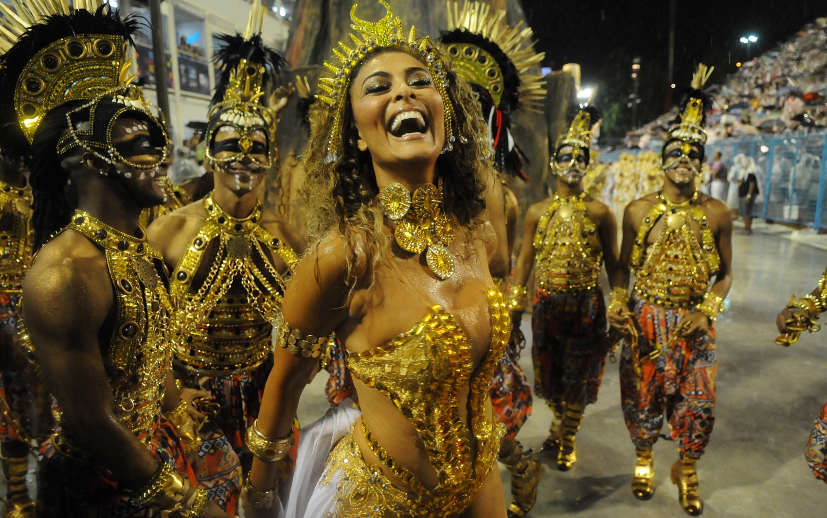 Juliana Paes volta a ser rainha de bateria da Viradouro após 17 anos