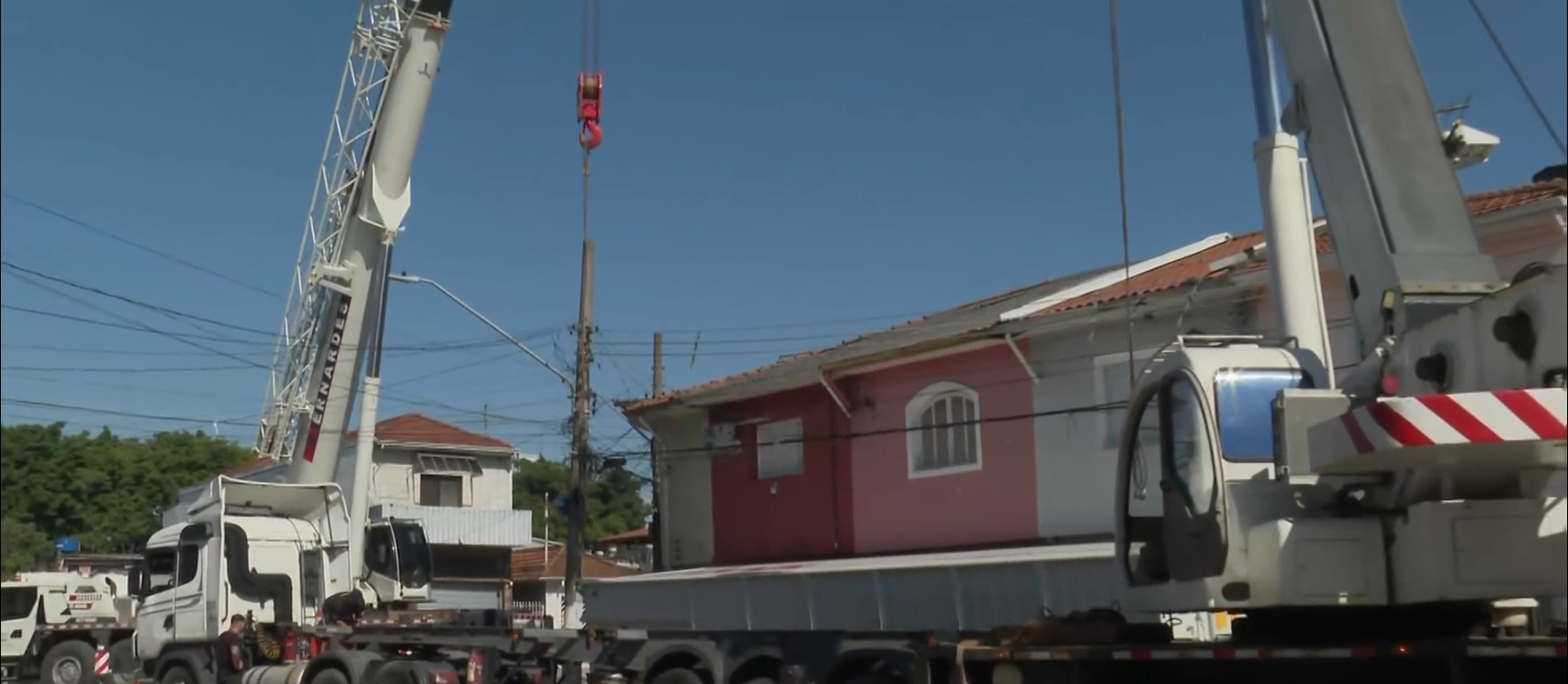 Carreta tomba após asfalto ceder e atinge casas no Ipiranga, Zona Sul de SP