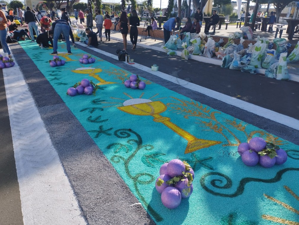 Tapetes coloridos cobrem ruas em todo o país neste feriado de Corpus  Christi - Jornal O Globo