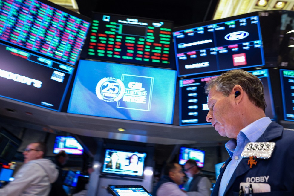 Operadores na bolsa de valores de Nova York. — Foto: Brendan McDermid/ Reuters
