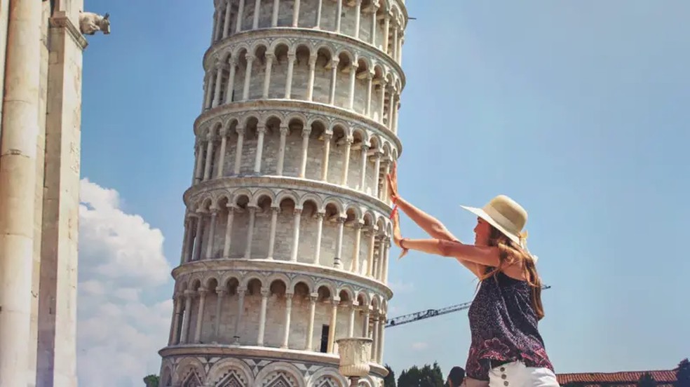 Turistas fazem a festa com Torre de Pisa — Foto: SOL DE ZUASNABAR BREBBIA VIA GETTY IMAGES