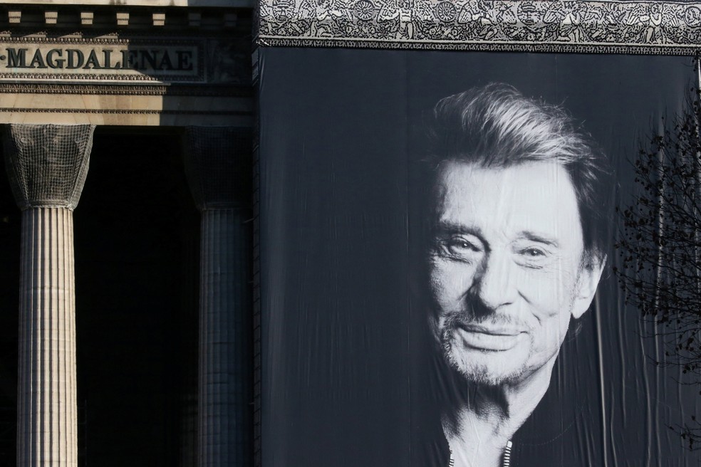 Homenagem ao roqueiro Johnny Hallyday reúne milhares de fãs em Paris
