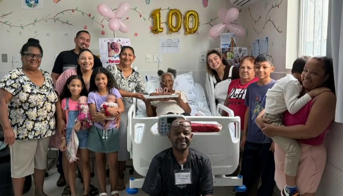 Família e equipe médica fazem festa de aniversário de 100 anos para paciente do Paraná sob cuidados paliativos