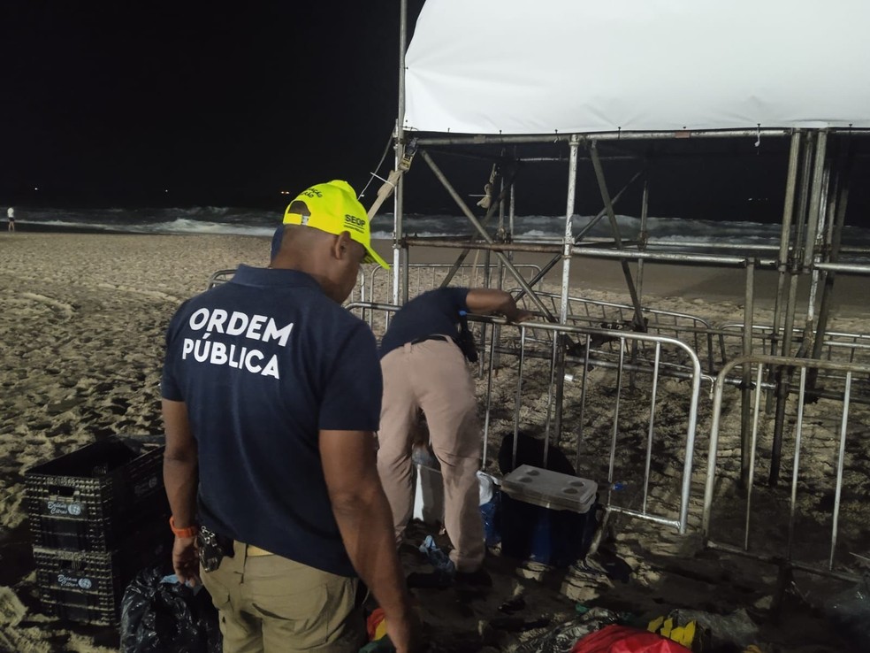 Opera&ccedil;&atilde;o Tatu&iacute; verifica irregularidades na Praia de Copacabana &mdash; Foto: Divulga&ccedil;&atilde;o/ Seop