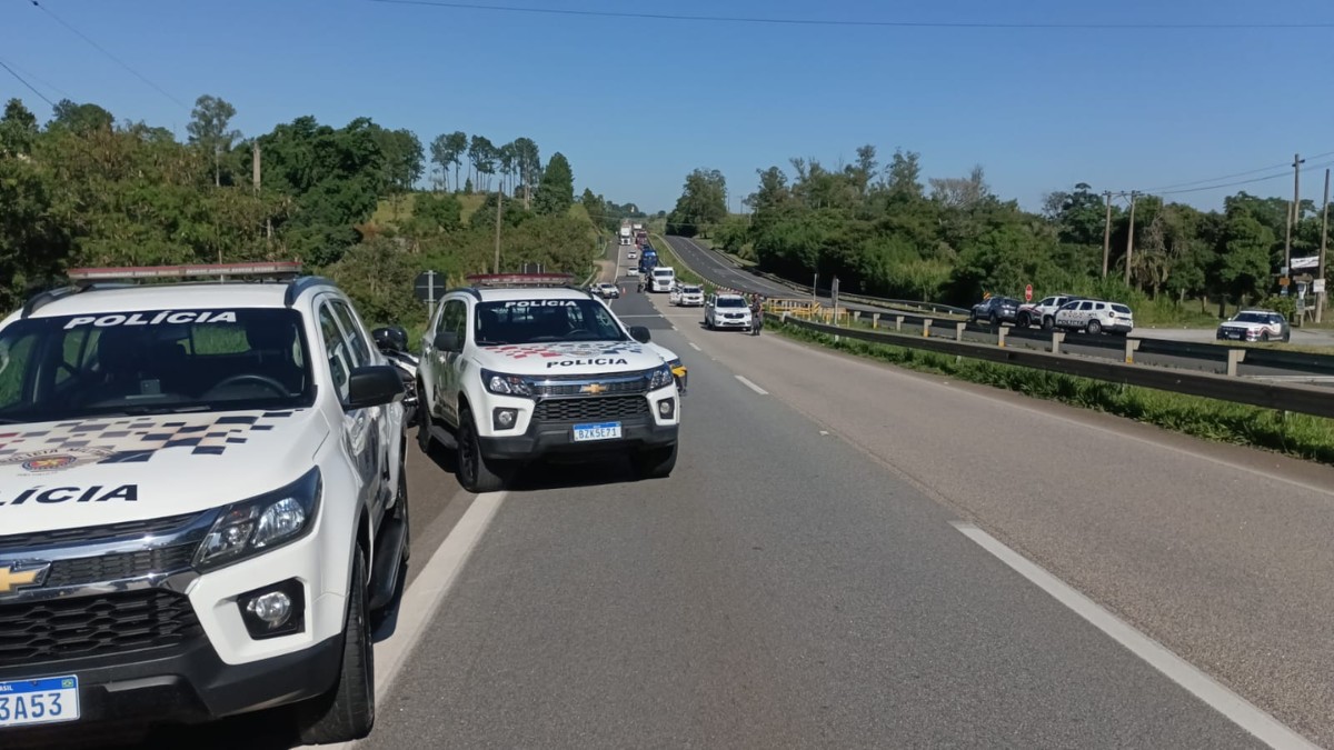 Perseguição com tiroteio entre policiais e criminosos interdita Raposo Tavares no interior de SP
