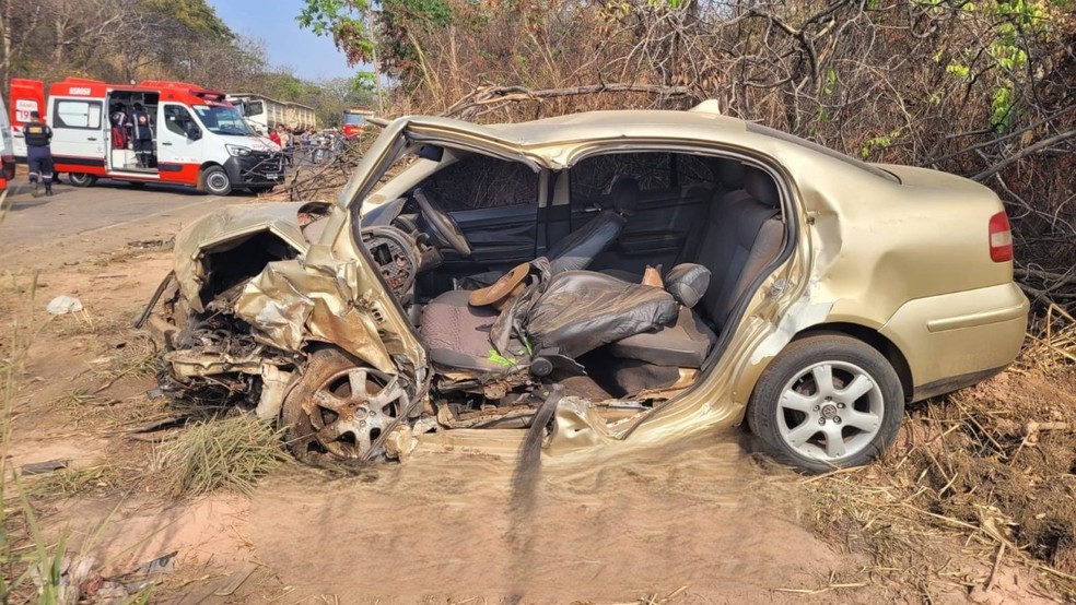 Carro fica destruído em acidente na MG-164 em Martinho Campos — Foto: Polícia Militar Rodoviária/Divulgação