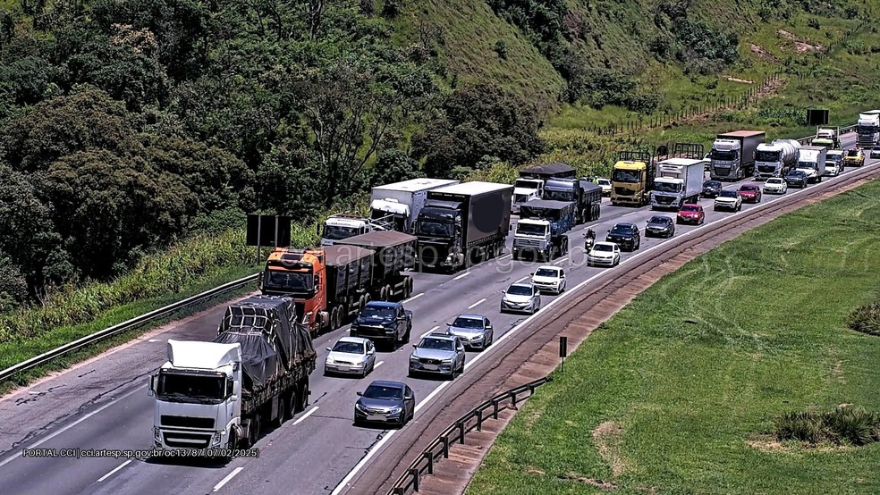 Duas carretas se envolve em um acidente na Rodovia Castello Branco em Itu — Foto: Reprodução/Artesp