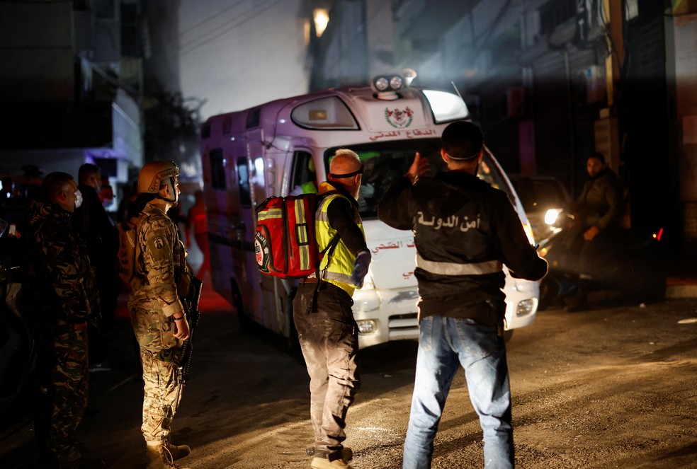 Serviços de emergência trabalham no local de um ataque israelense no bairro Basta de Beirute — Foto: Adnan Abidi/Reuters