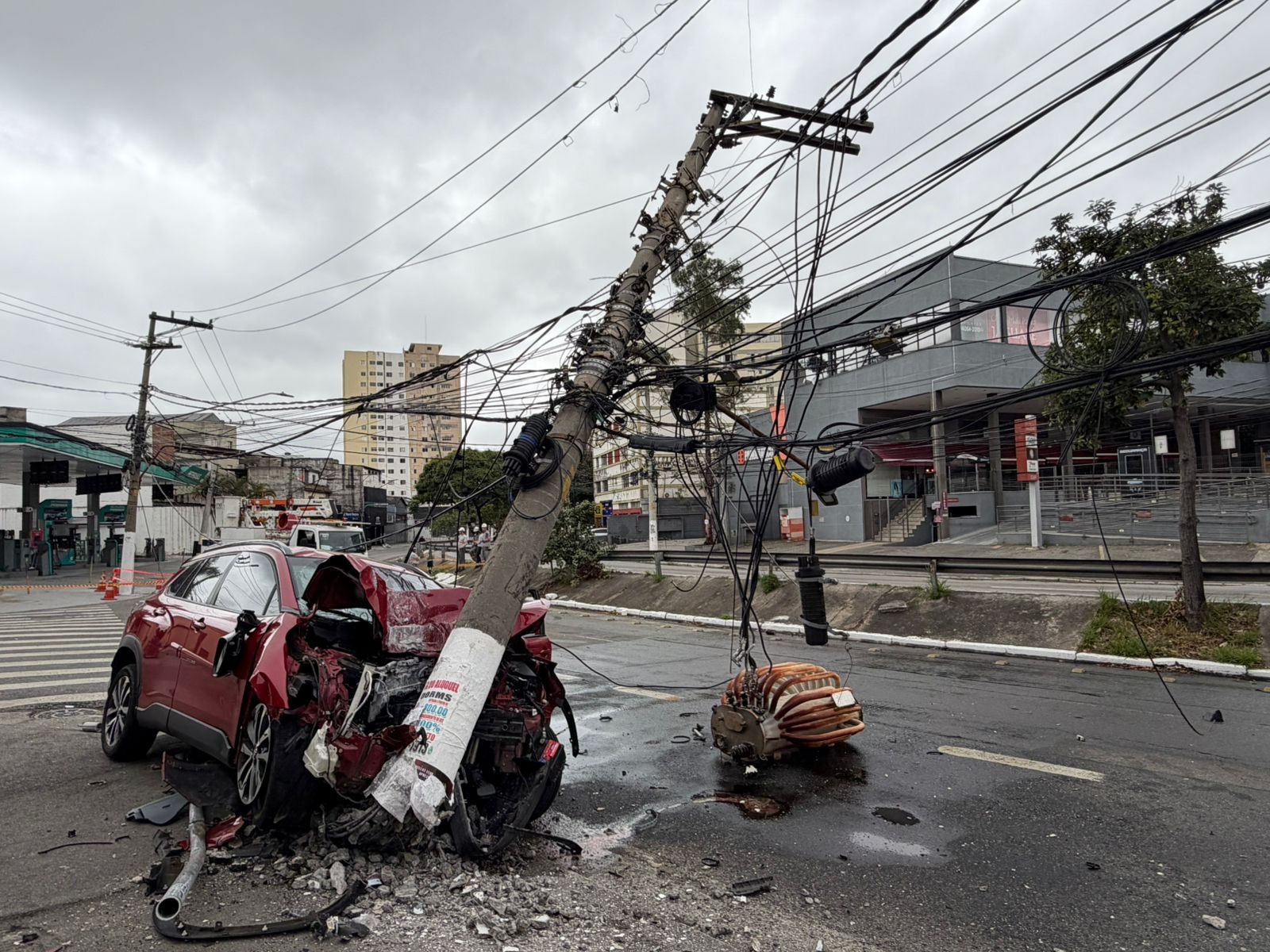 Motorista perde controle, derruba poste e deixa dois jovens feridos na Zona Oeste de São Paulo